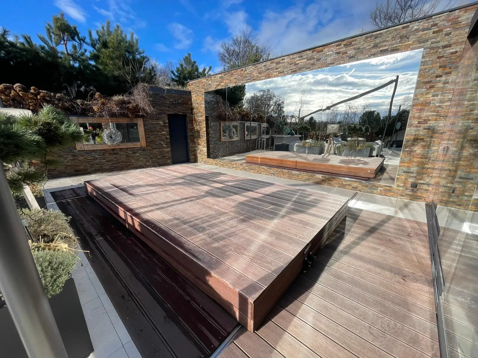 SPA-Thermoabdeckung Referenzprojekt Tropenholz