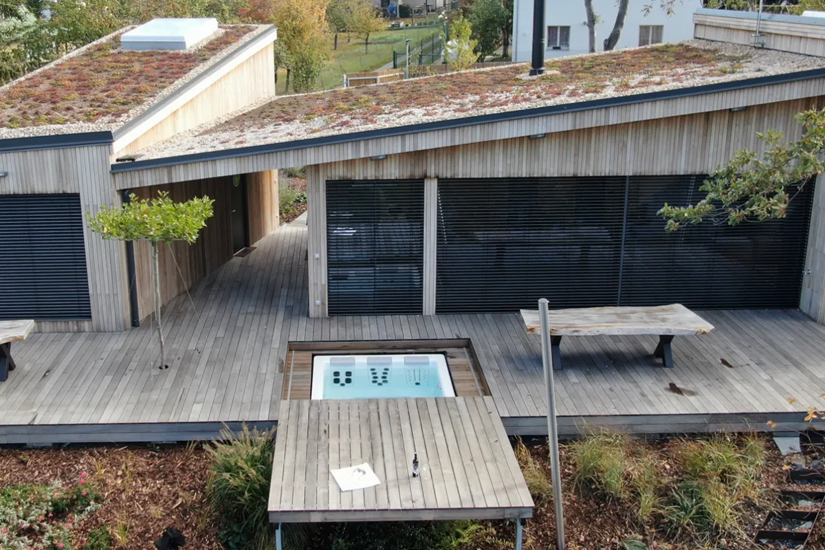 Verborgener Whirlpool unter einer mobilen Poolterrasse