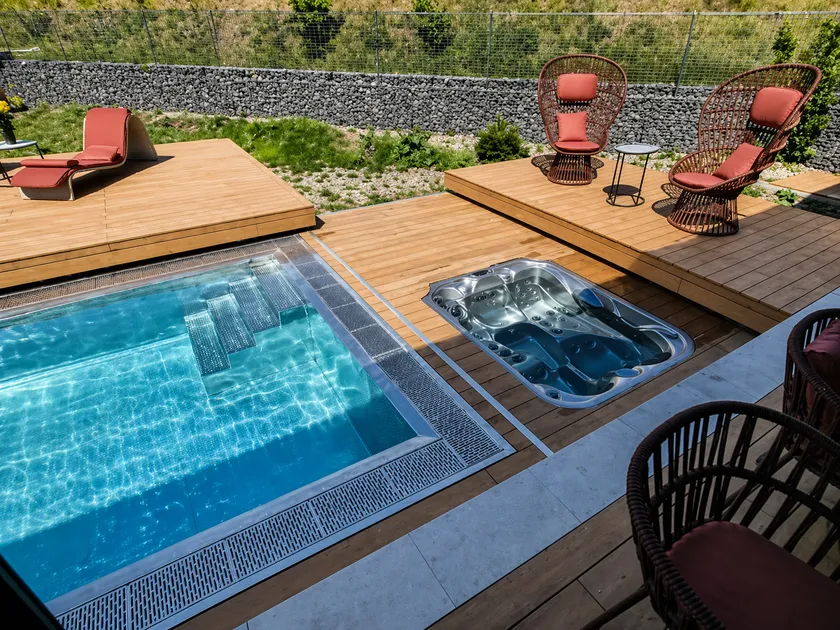Sonderlösung mobile Poolterrasse über dem Pool