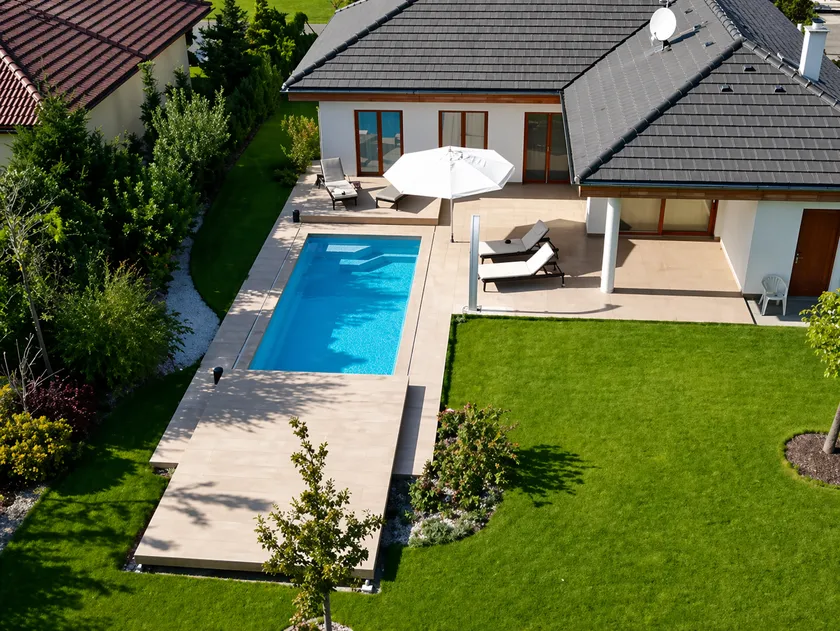 Geteilte Verschiebung mobile Poolterrasse über dem Pool