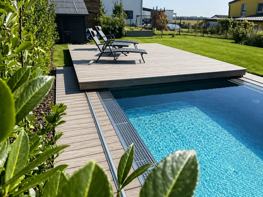 Längsverschiebung mobile Poolterrasse über dem Pool