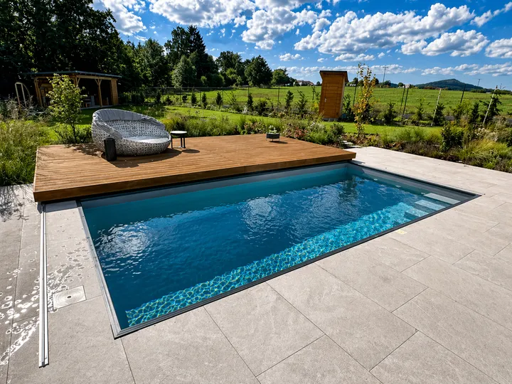 Mobile Poolterrasse über einem Pool im Garten